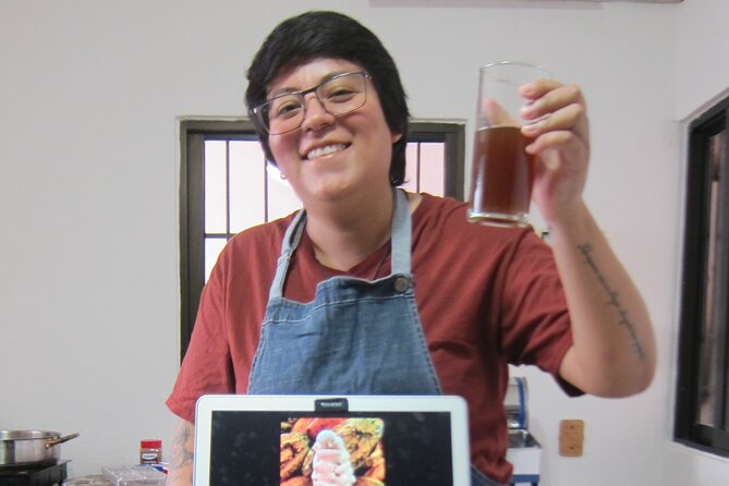 Artisanal Chocolate Bean to Bar Workshop in Cancún - Molding and flavor balance: turning technique into something you own