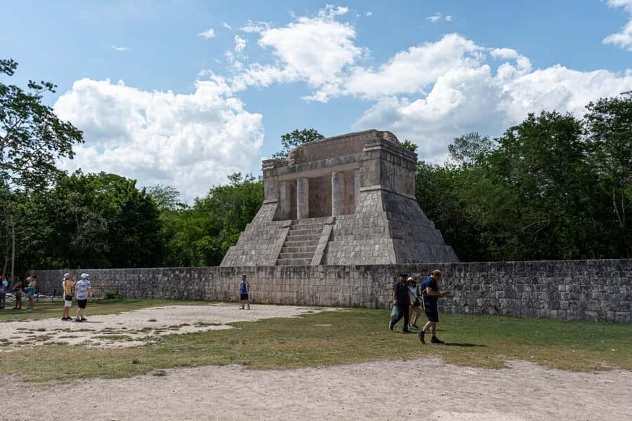 Cancun: Chichen Itza Early Tour with Transportation & Lunch - Inside Chichén Itzá: El Castillo and the Great Ball Court Early