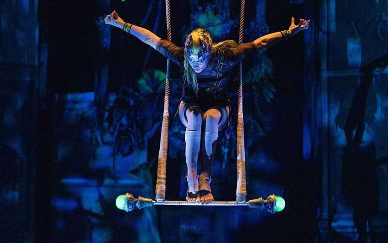 Cancún: Cirque du Soleil JOYÀ Entry Ticket and Transfer - Photo and champagne add-ons: fun souvenirs, with a couple real-world quirks