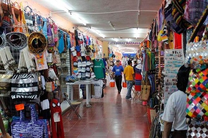 Cancun City Sightseeing Tour - Plaza 28: where souvenir shopping is part of the plan