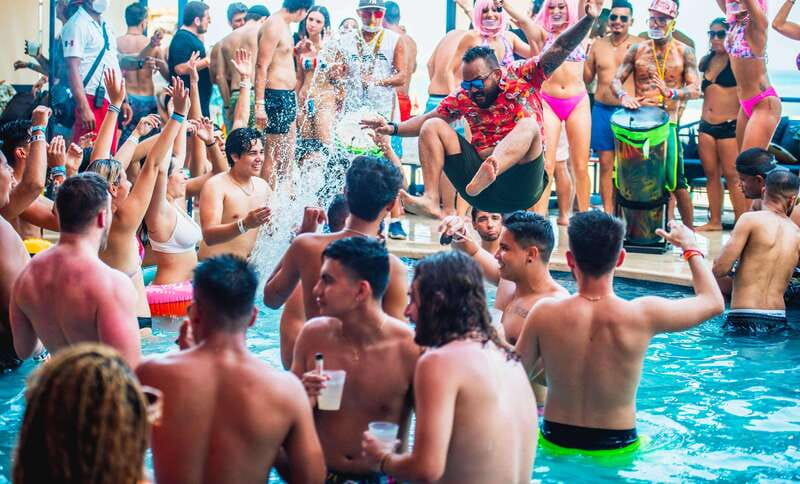 Cancún: Coco Bongo Beach Party Celebrity Package - Premium Open Bar, Snack Platter, and the Service Pace