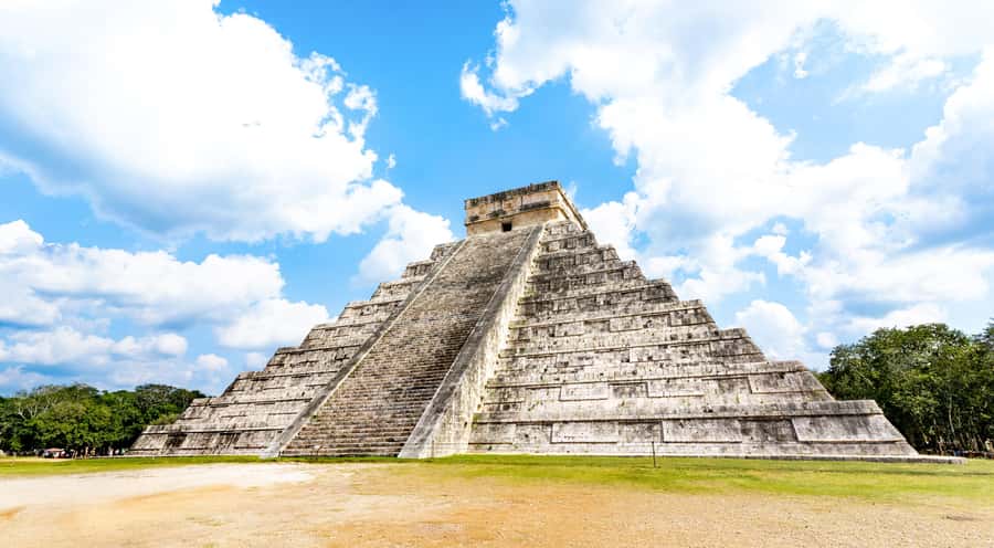 Cancun: Exclusive sunrise at Chichen Itza, expert tour guide - El Castillo and the quiet, light-filled photo moment