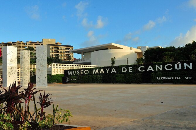 Cancun Guided Sightseeing, Shopping and Tasting Tour - A guided 4-hour loop that mixes photos with shopping stops