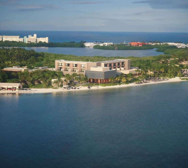 Cancun Hotel Zone: Panoramic Flight - What Happens in the Air: Views, Camera Timing, and Cabin Heat