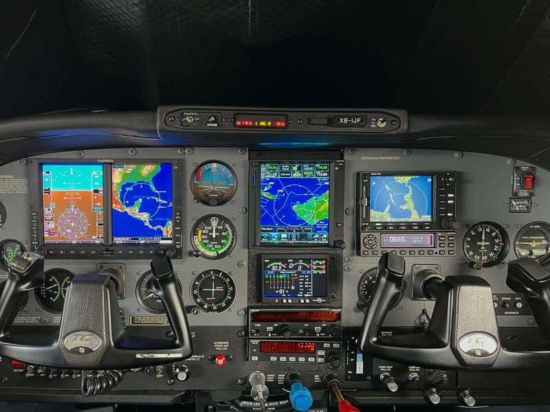 Cancun Hotel Zone: Panoramic Flight - Pilots and Service: Professional Crew and a Named Pilot Mention