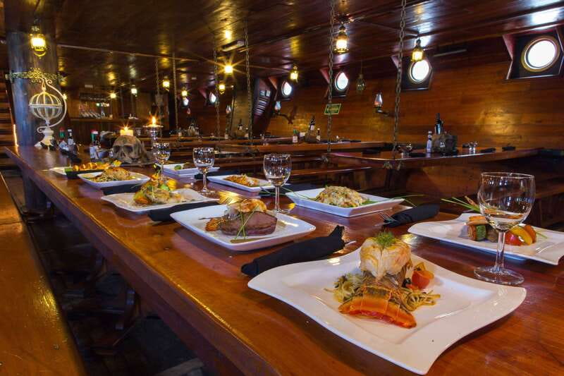 Cancún: Jolly Roger Pirate Dinner Cruise 2025 - Dinner onboard the Santa Maria replica: what to expect from the meal