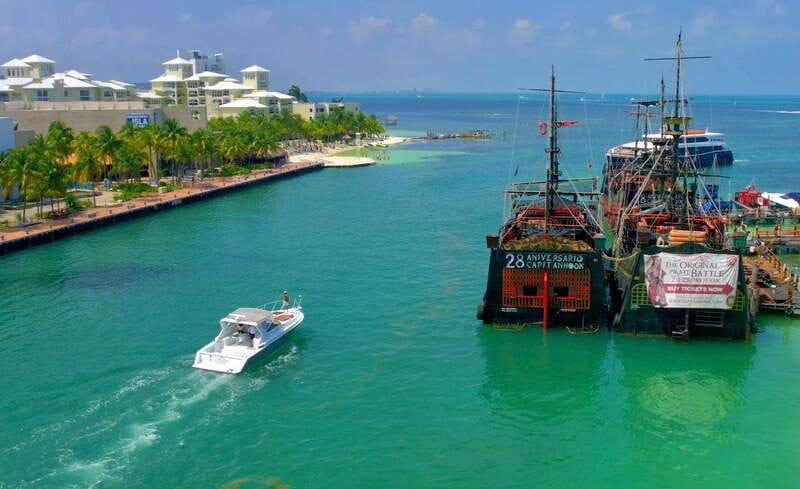 Cancún: Private Yacht Tour - The lagoon channels and mangrove meeting point you actually came for