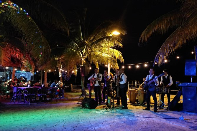 Cancun Salsa Lovers Dance Experience - A 90-minute Cancun salsa class at Plaza Monarca