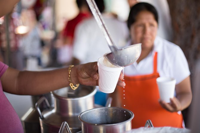 Cancun Street Food Tour with Food Stalls, Local Market and Murals - Stop 1 at El Polilla: start with carnitas tacos the local way