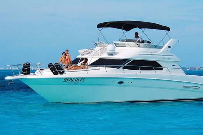 Cancún Yacht Rental SeaRay 46ft 25P13 - A 46ft SeaRay style yacht, built for an easy day on Cancun water