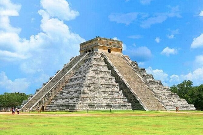 CHICHEN ITZA 3 OPTIONS TOUR: Classic, Plus or Premiere - Valladolid main square: a calm breather after the monuments