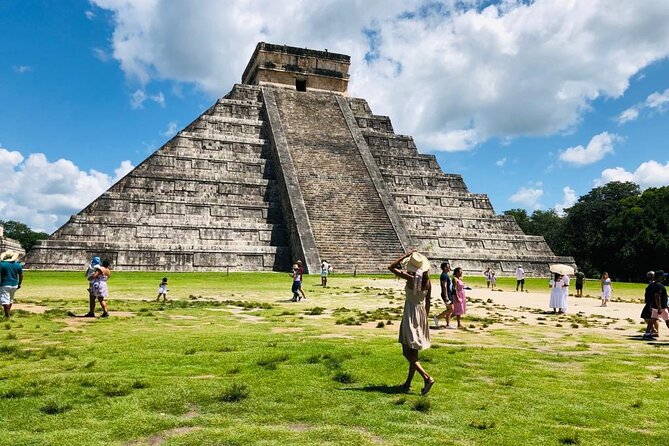 Chichén Itzá Premium Cenote y valladolid Day Tour - Chichén Itzá with a guide who connects the dots