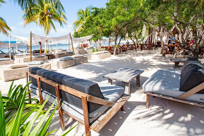Deluxe Catamaran tour to Isla Mujeres with Open Bar and Lunch - Isla Mujeres in One Hour: Quick Downtown, Quick Playa Norte