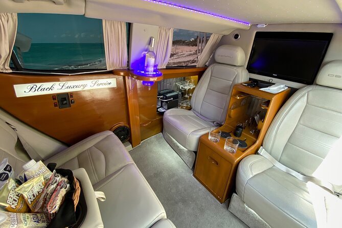 Deluxe GMC Limousine from CUN Airport to Playa Mujeres - Scam-Proof Your Arrival: Ignore the Timeshare Crowd