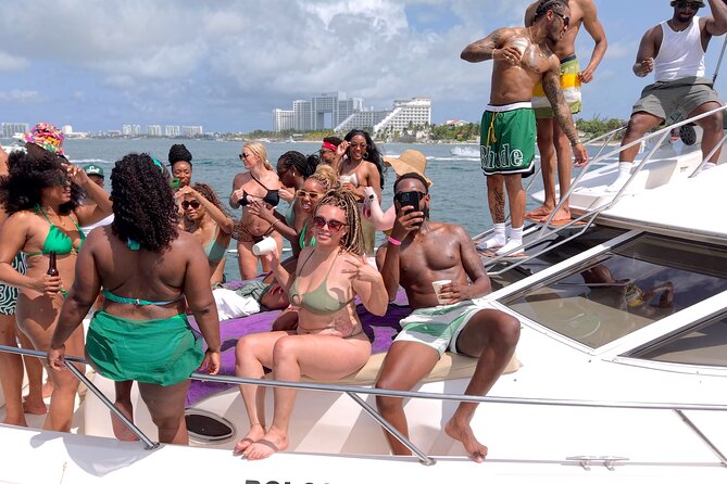 Deluxe Yacht 48FT with FlyBrige Rental in Cancun - Food, alcohol, music: how to plan your day without surprises