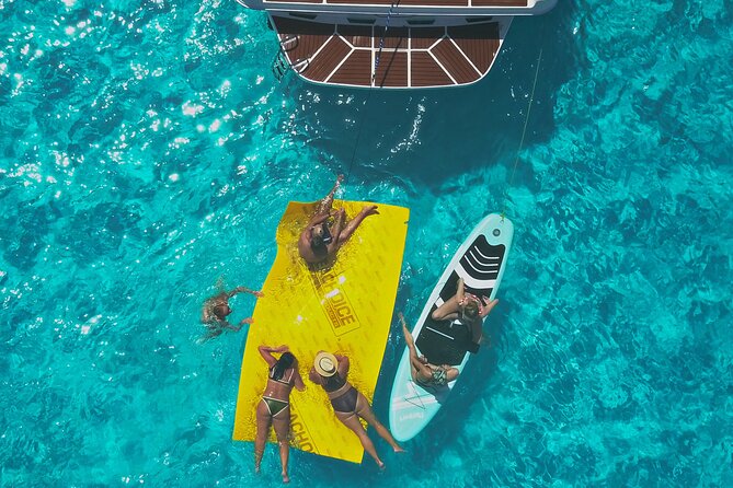 Deluxe Yacht 48FT with FlyBrige Rental in Cancun - Price and value: what $268.24 per group really gets you