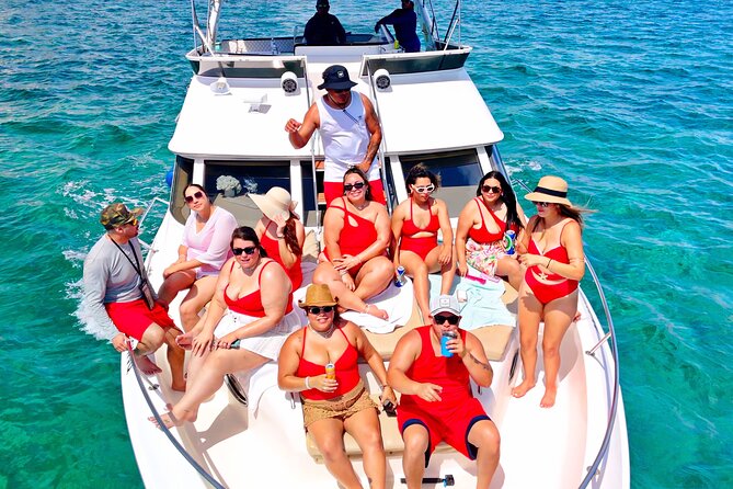 Deluxe Yacht 48FT with FlyBrige Rental in Cancun - Meet the crew roles: captain, sailors, and steward