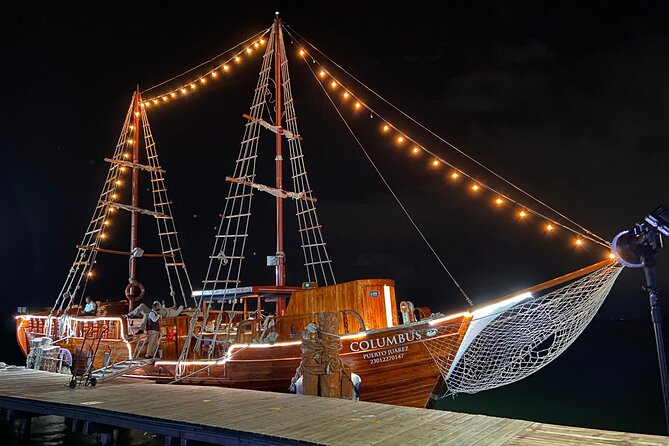 Feel the love on a romantic dinner at Cancun sea, with live music and open bar. - Why this romantic dinner cruise works in Cancun
