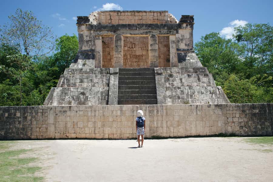 From Cancun: Early access to Chichen Itza - Guided tour highlights: El Castillo, the Ball Game, and Temple of the Warriors