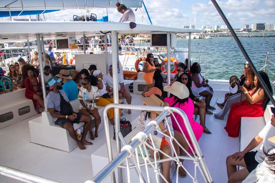 Isla Mujeres Catamaran, Snorkel & Buffet Lunch - Open bar and entertainment on the catamaran: the fun factor