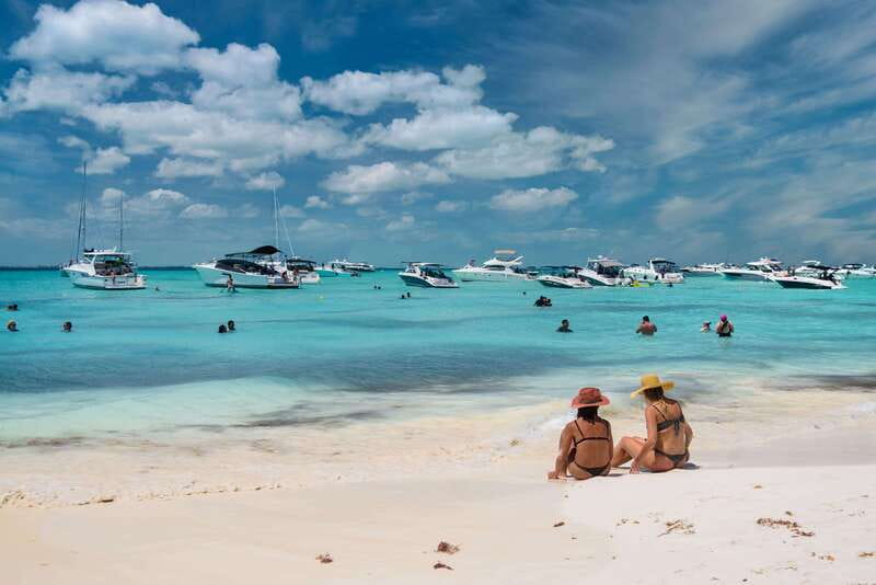 Isla Mujeres: Catamaran with Open Bar, Snorkeling and Lunch - Playa Norte and the beach club break, where the sand does the selling
