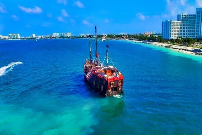 Jolly Roger Pirate Show and Dinner Cruise with Open Bar - The live pirate show: effects, battles, and acrobatics
