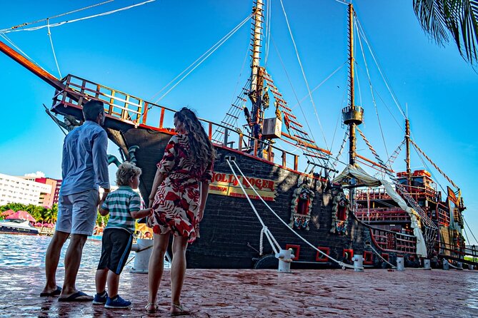 Jolly Roger Pirate Show and Dinner in Cancun - Captain Black Jack and the pirate show: action, jokes, and audience moments