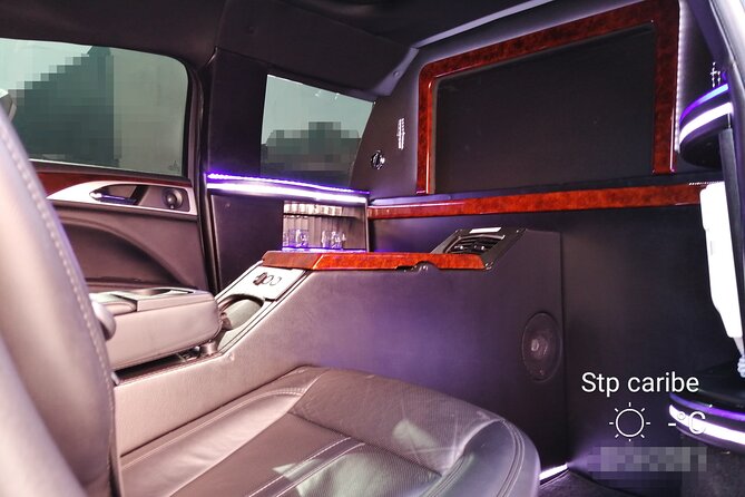 Lincoln Strecth Limousine with Wi Fi on board - Where to Meet Your Driver by Cancun Terminal