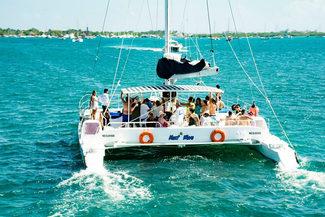 Live The Luxury Catamaran Isla Mujeres Tour in Cancun - Exploring Isla Mujeres Center: How to Use Your Free 90 Minutes