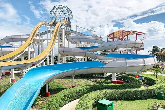 Meeting at the Dolphinarium - Who should book this Cancun aquarium-and-dolphin stop