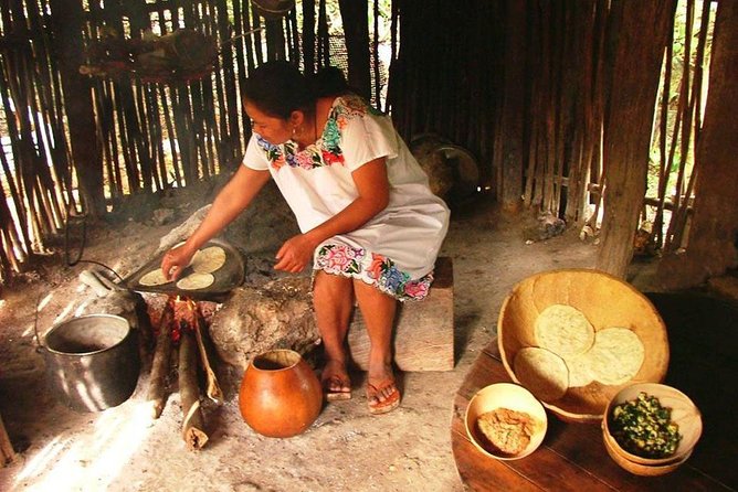 Oncelife experience of CHICHEN ITZA NIGHT SHOW. Cenote and Valladolid included. - Valladolid: Colonial streets, the main square, and San Servacio