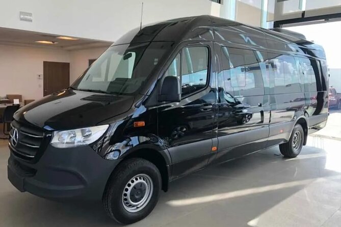 One way Private Transfer Cancun - Cancun International Airport - What is included: drinks, water, air conditioning, and Wi-Fi