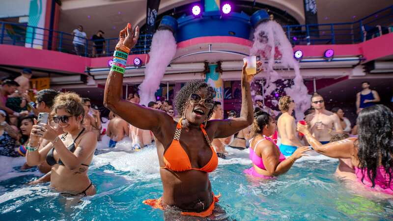 Premium Beach Party Coco Bongo - The real schedule: 1:00 PM to 8:00 PM, and why timing matters