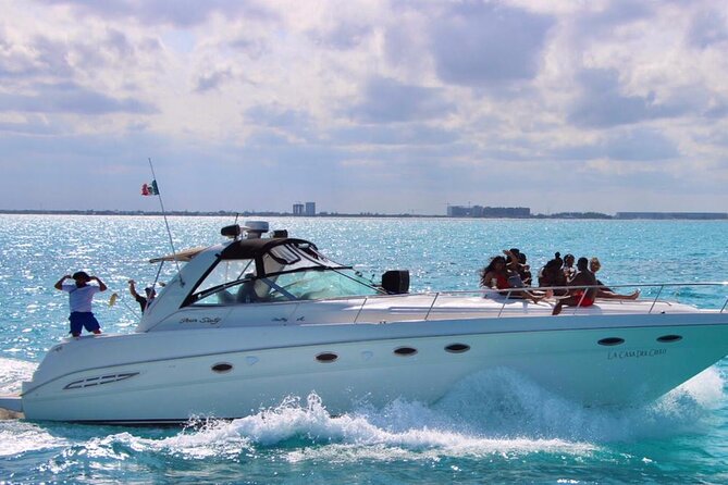Private 50FT Yacht Rental in Cancún P8 - What is onboard: drinks, ice, and the stuff you do not want to forget