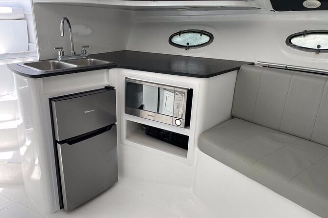 Private Yacht Cancun 42ft up to 8 people - On board comfort: the “small touches” that make a yacht feel worth it
