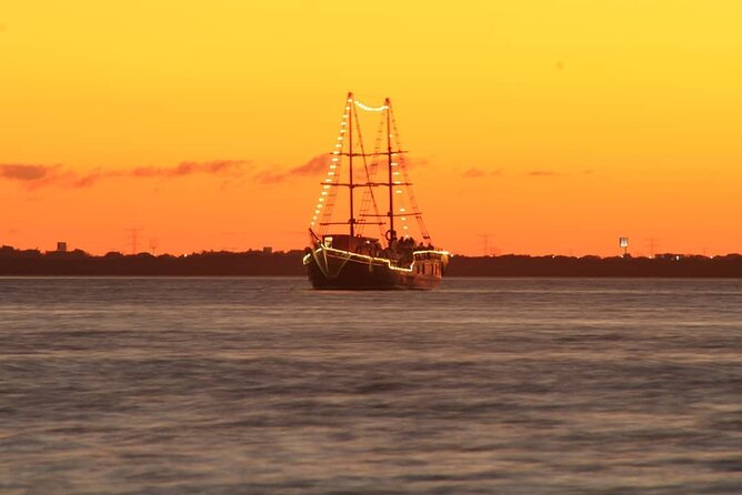 Romantic Sunset Dinner Cruising Experience - Why the Nichupte Lagoon Sunset Works So Well for Couples