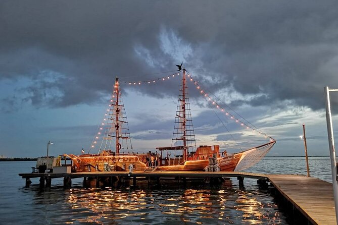 Romantic Sunset Dinner Cruising Experience - Drinks and Live Sax: The Date-Night Atmosphere You’re Paying For