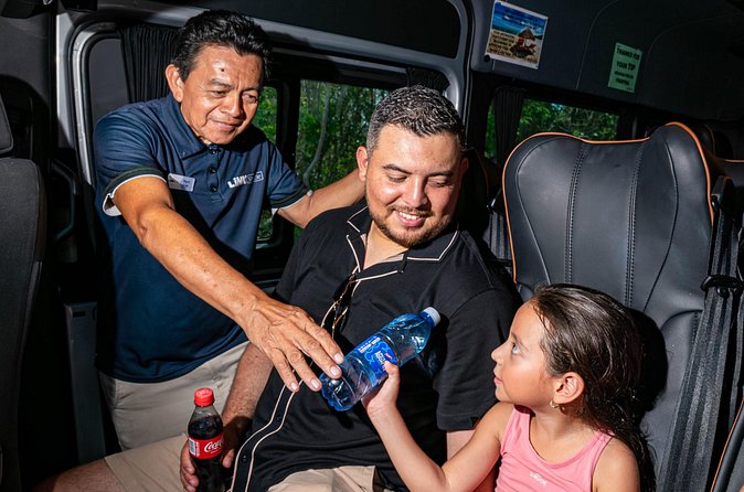 Transporte Privado del aeropuerto de Cancún a Cancún o Riviera - Comfort and Small Extras on the Ride