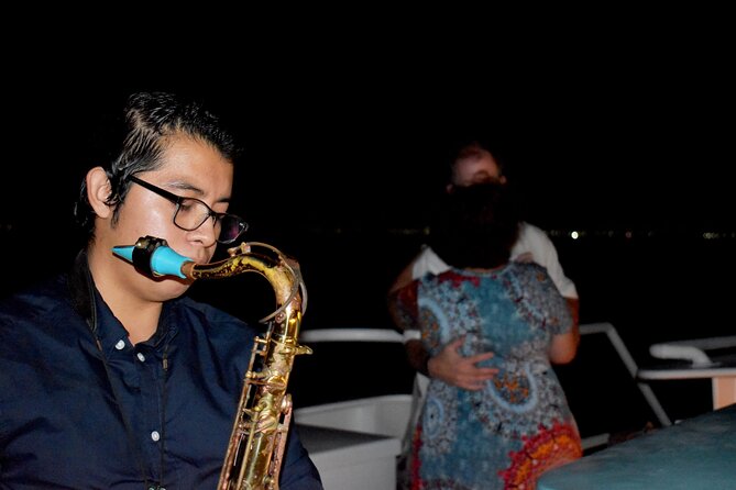 Your Romantic Dinner in Cancun, includes national open bar and live music - Dinner on board: lobster, steak, surf and turf, and vegetarian